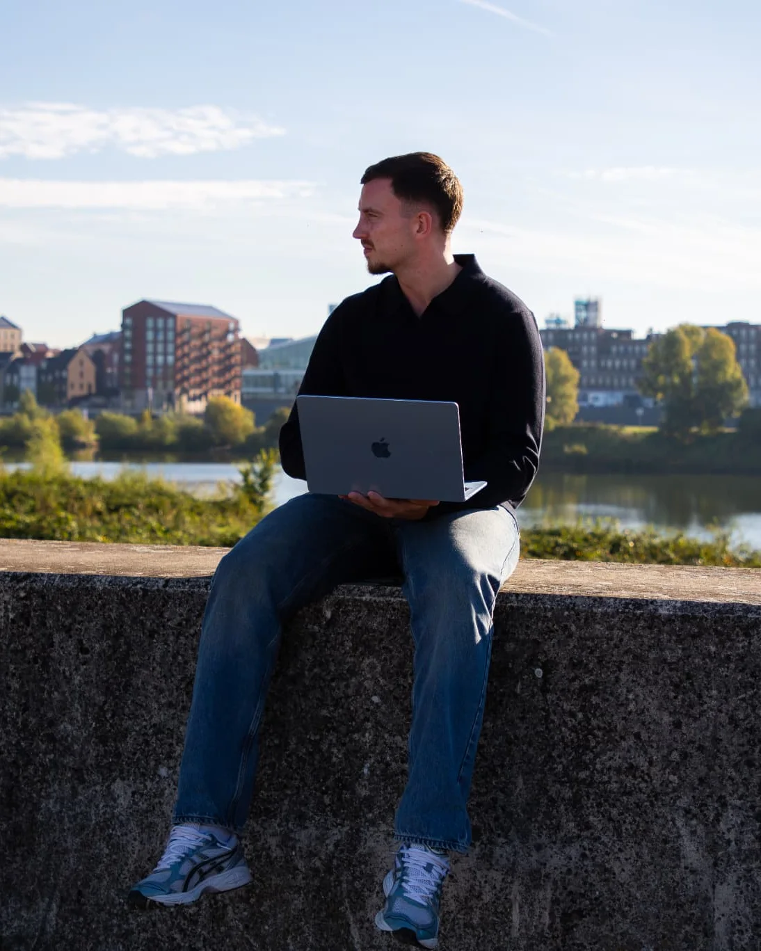 Gielke Huijs, eigenaar en webdesigner van Het Media Huijs, met zijn laptop aan de Maas in Venlo