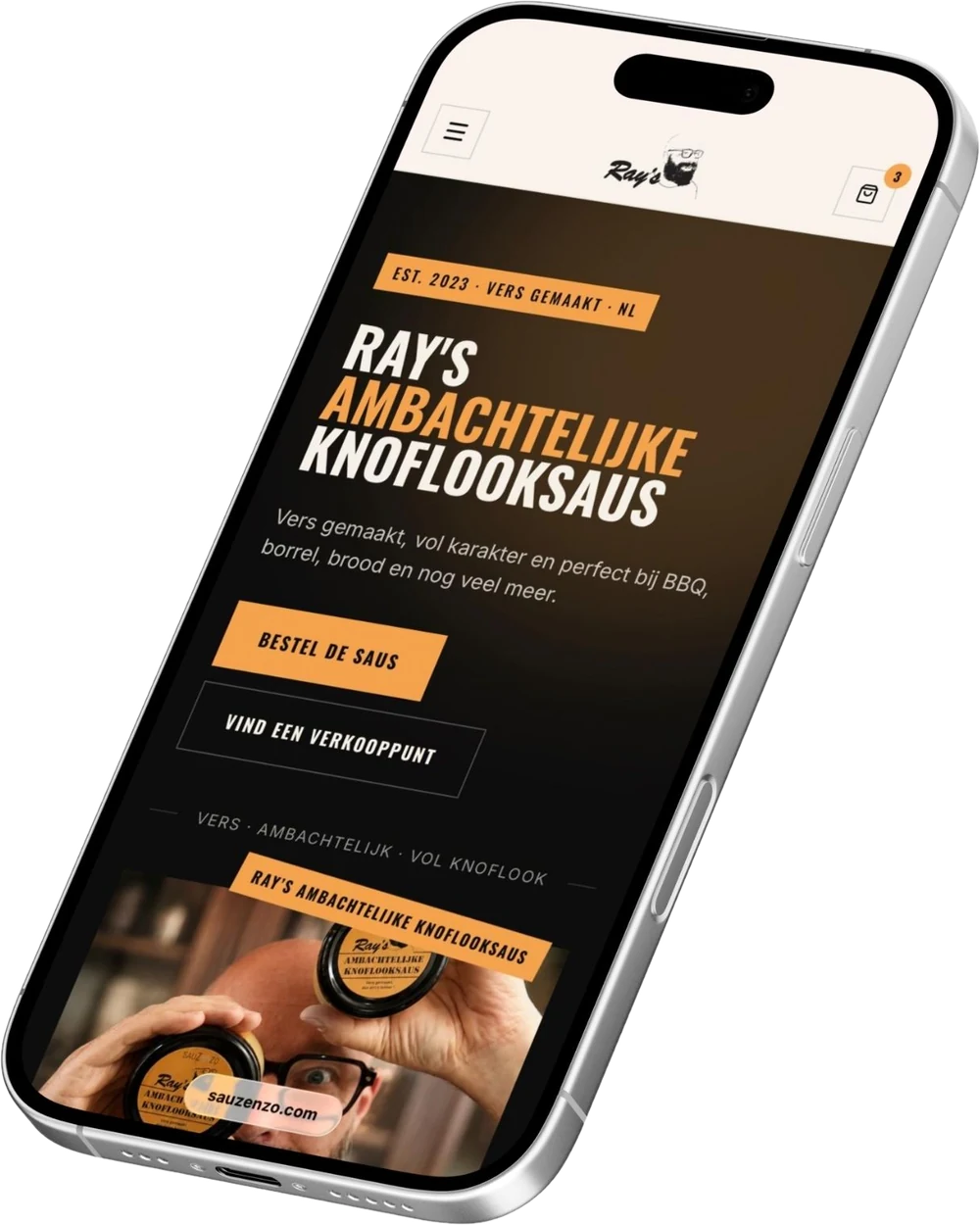 De mobiele webshop van SauZenzo op een smartphone, met de homepage van Ray's ambachtelijke knoflooksaus